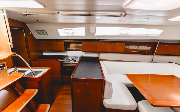 Аренда парусной яхты BENETEAU OCEANIS 50 в Сочи - кухня
